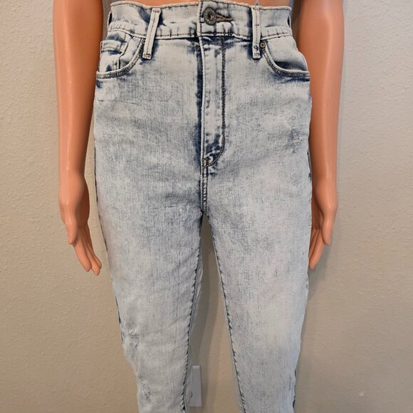 Levi's Denizen Mom Jeans, size 7, inseam is 25". - Picture 1 of 12